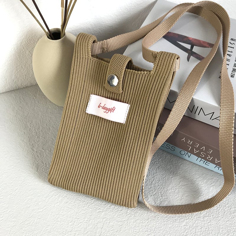 A fashionable single-shoulder bag made of wool