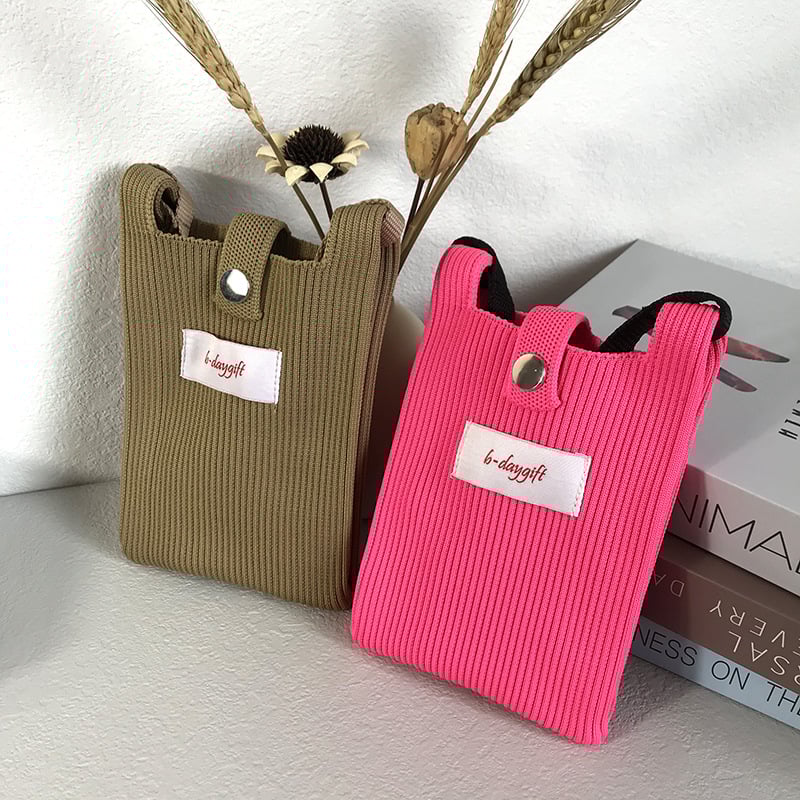 A fashionable single-shoulder bag made of wool