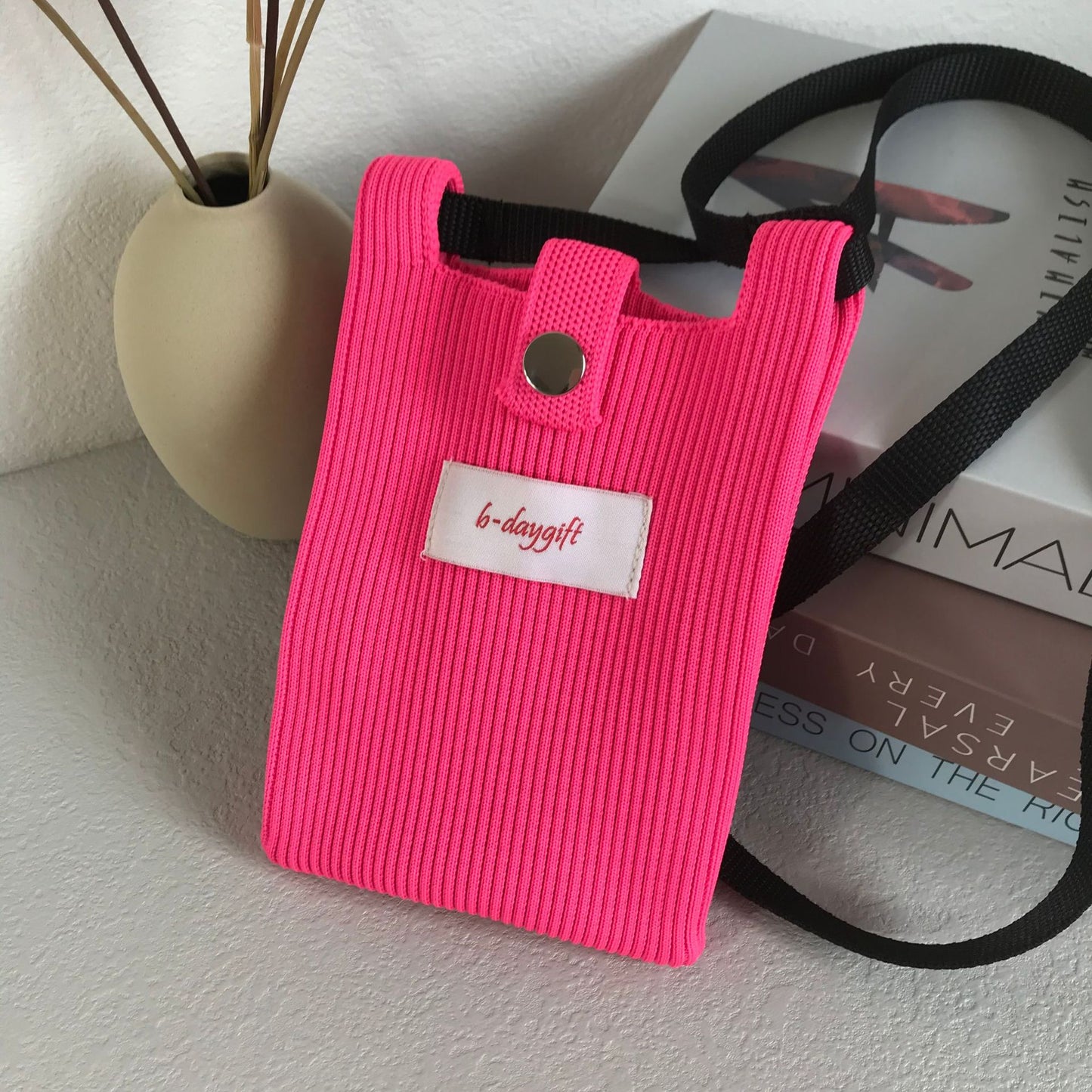 A fashionable single-shoulder bag made of wool