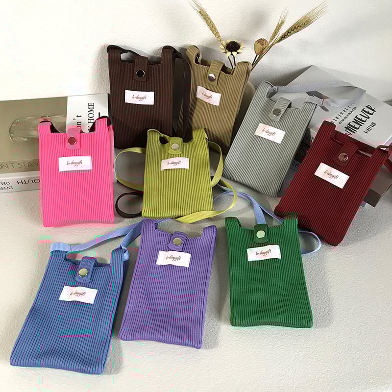 A fashionable single-shoulder bag made of wool