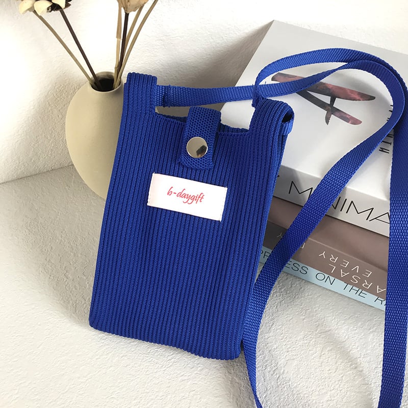 A fashionable single-shoulder bag made of wool