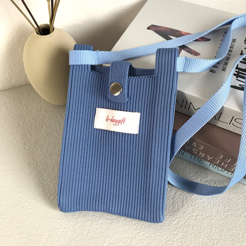 A fashionable single-shoulder bag made of wool