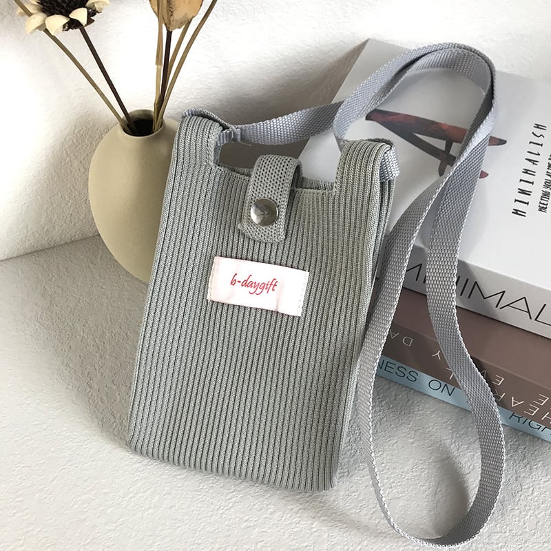 A fashionable single-shoulder bag made of wool