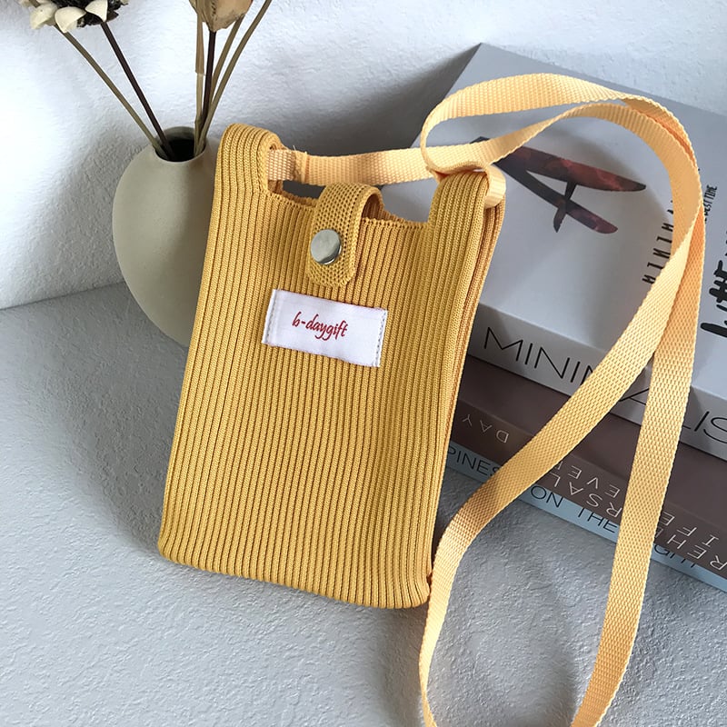 A fashionable single-shoulder bag made of wool