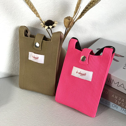 A fashionable single-shoulder bag made of wool