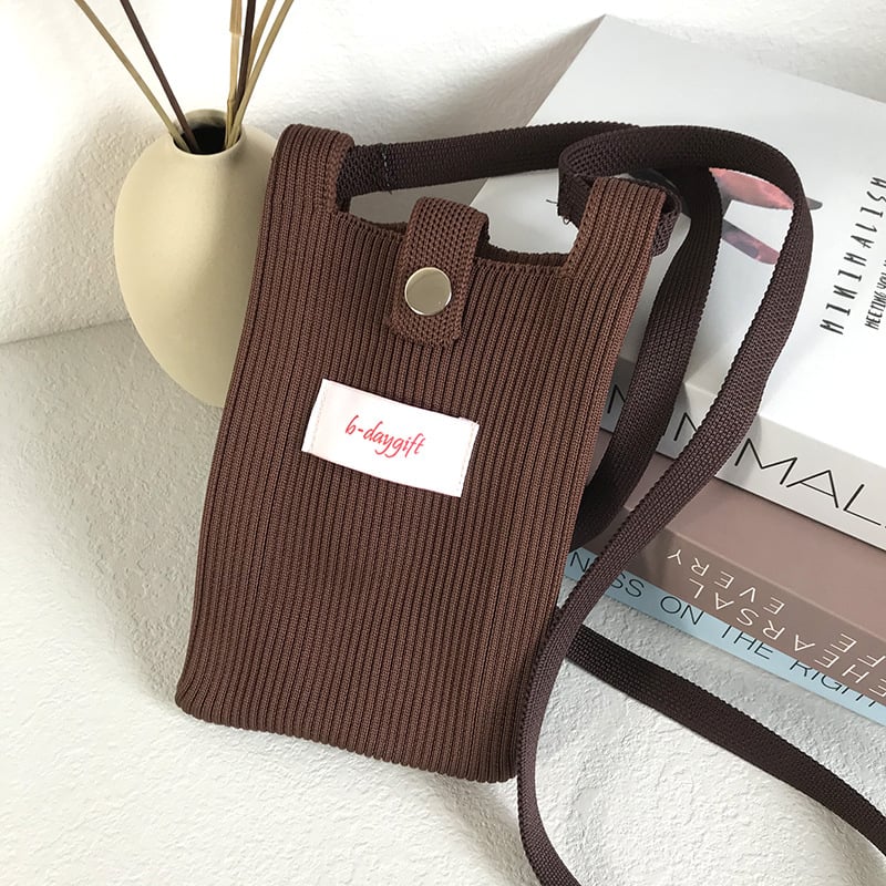 A fashionable single-shoulder bag made of wool