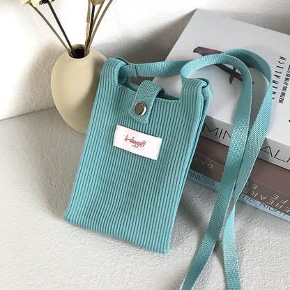 A fashionable single-shoulder bag made of wool
