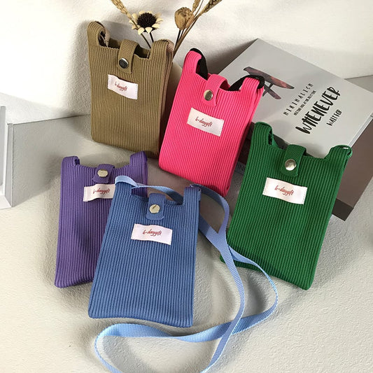 A fashionable single-shoulder bag made of wool
